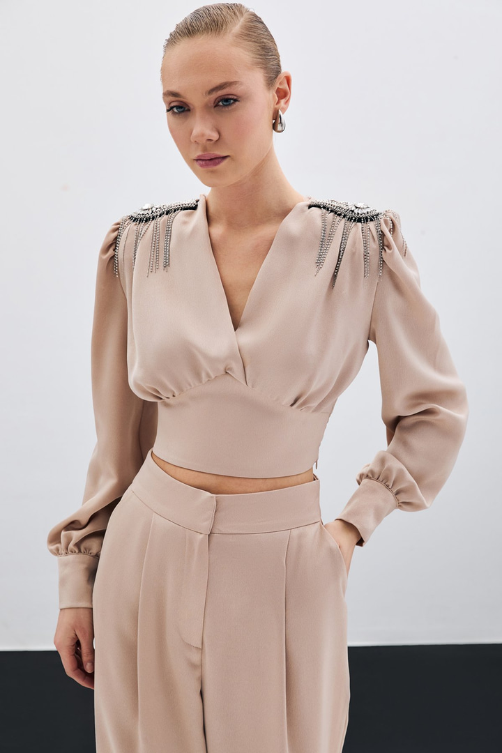 Omuz Aksesuarlı Kısa Bluz - Bej