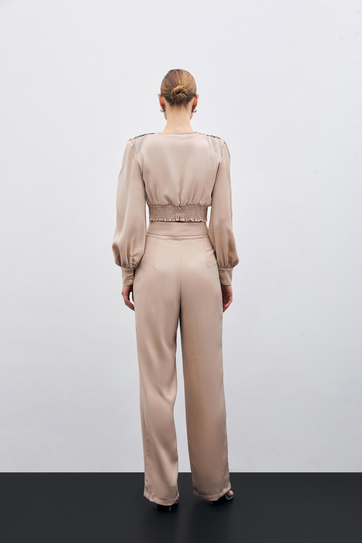 Omuz Aksesuarlı Kısa Bluz - Bej