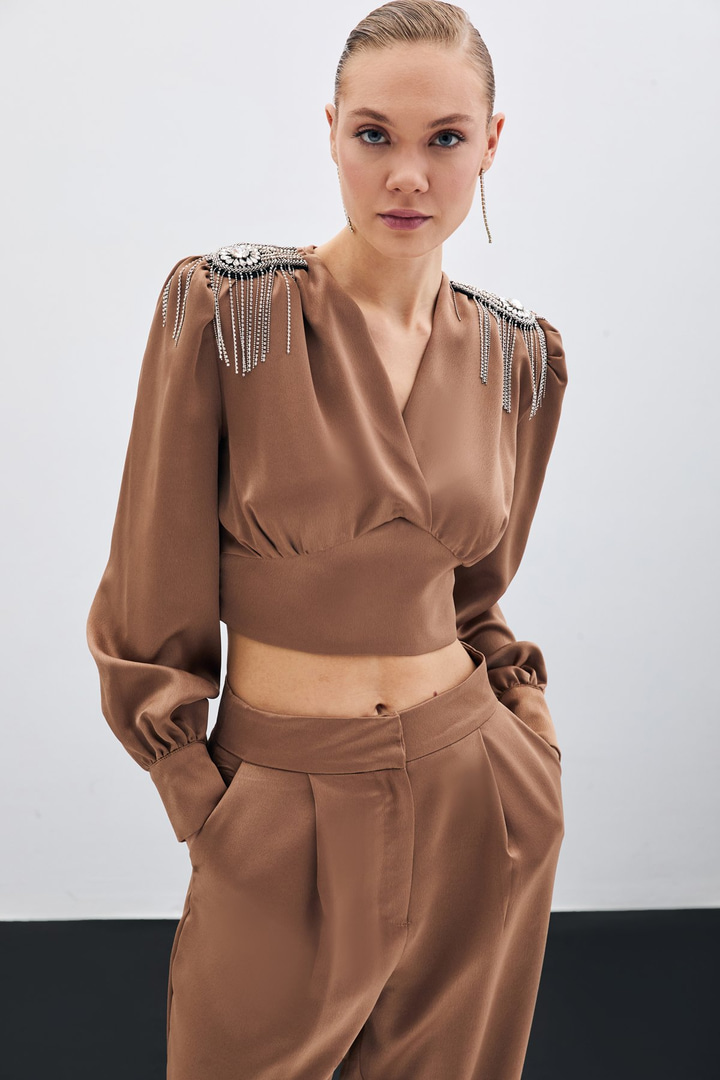 Omuz Aksesuarlı Kısa Bluz - Camel