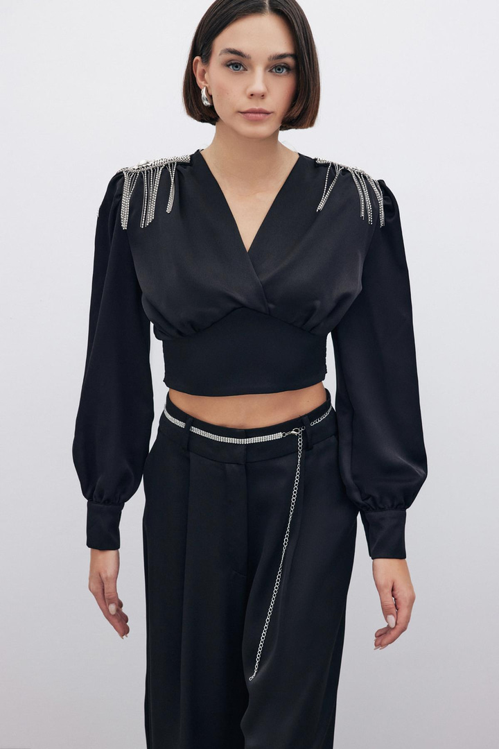 Omuz Aksesuarlı Kısa Bluz - Siyah