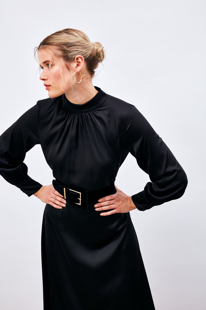 Yaka Detaylı Saten Bluz - Siyah