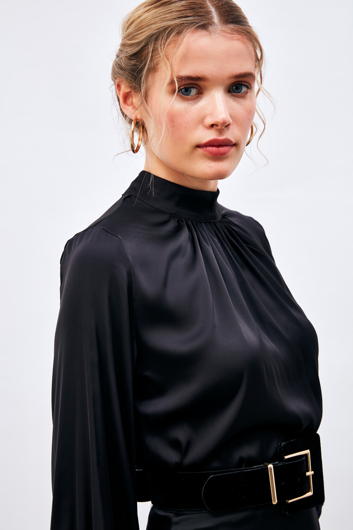 Yaka Detaylı Saten Bluz - Siyah