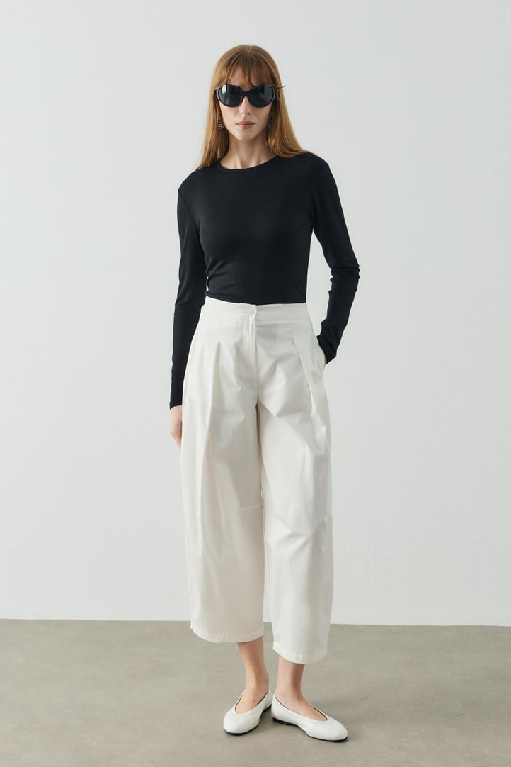 Beyaz Pile Detaylı Crop Boy Gabardin Pantolon