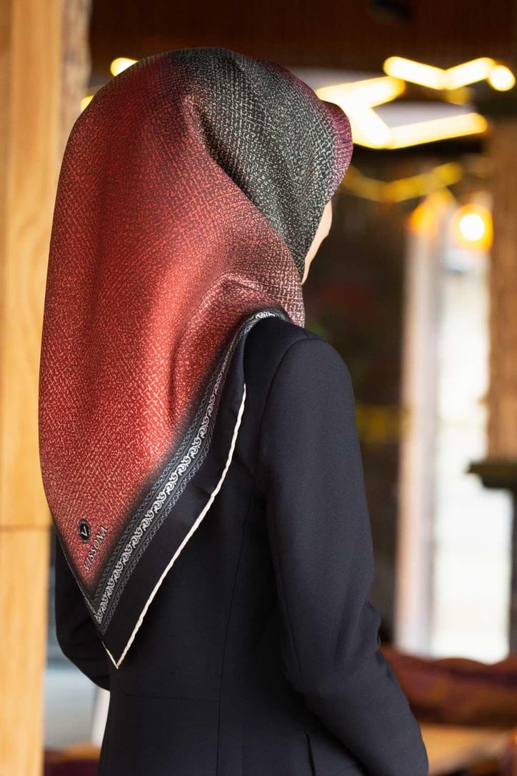%100 Twill İpek Degradeli Ve Doku Desenli Siyah Renkli 90x90 Eşarp Dikim Şekli : El Dikişi