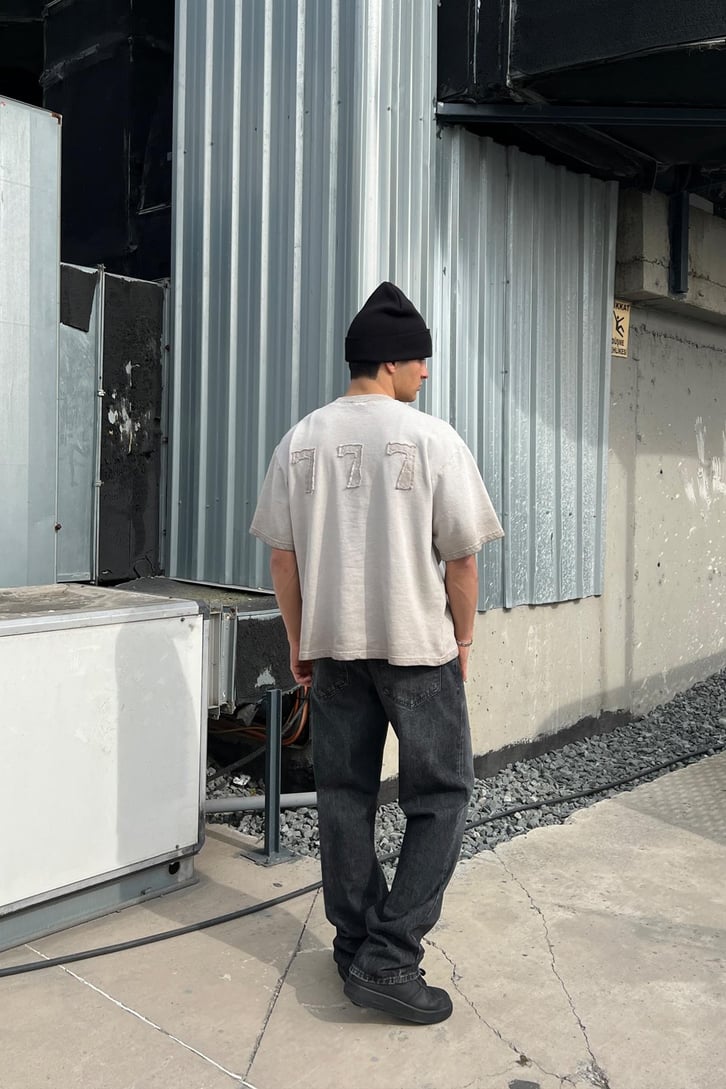 777 Nakışlı Taş Rengi Boxy Fit Tişört