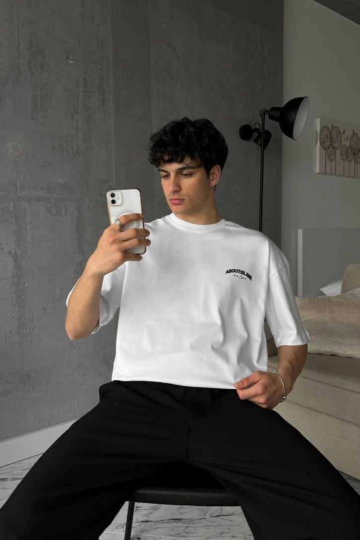 About Baskılı Beyaz Oversize Tişört