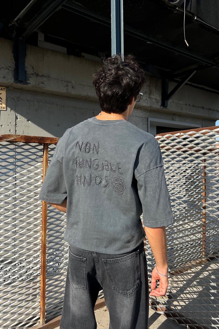 Acid Wash Non Fungible Minds Nakışlı Oversize Tişört
