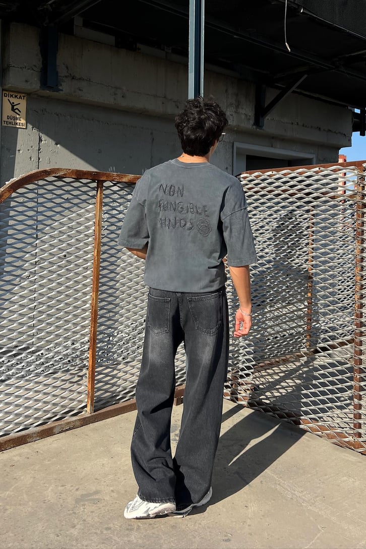 Acid Wash Non Fungible Minds Nakışlı Oversize Tişört