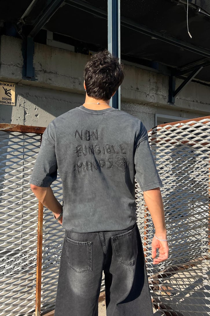 Acid Wash Non Fungible Minds Nakışlı Oversize Tişört