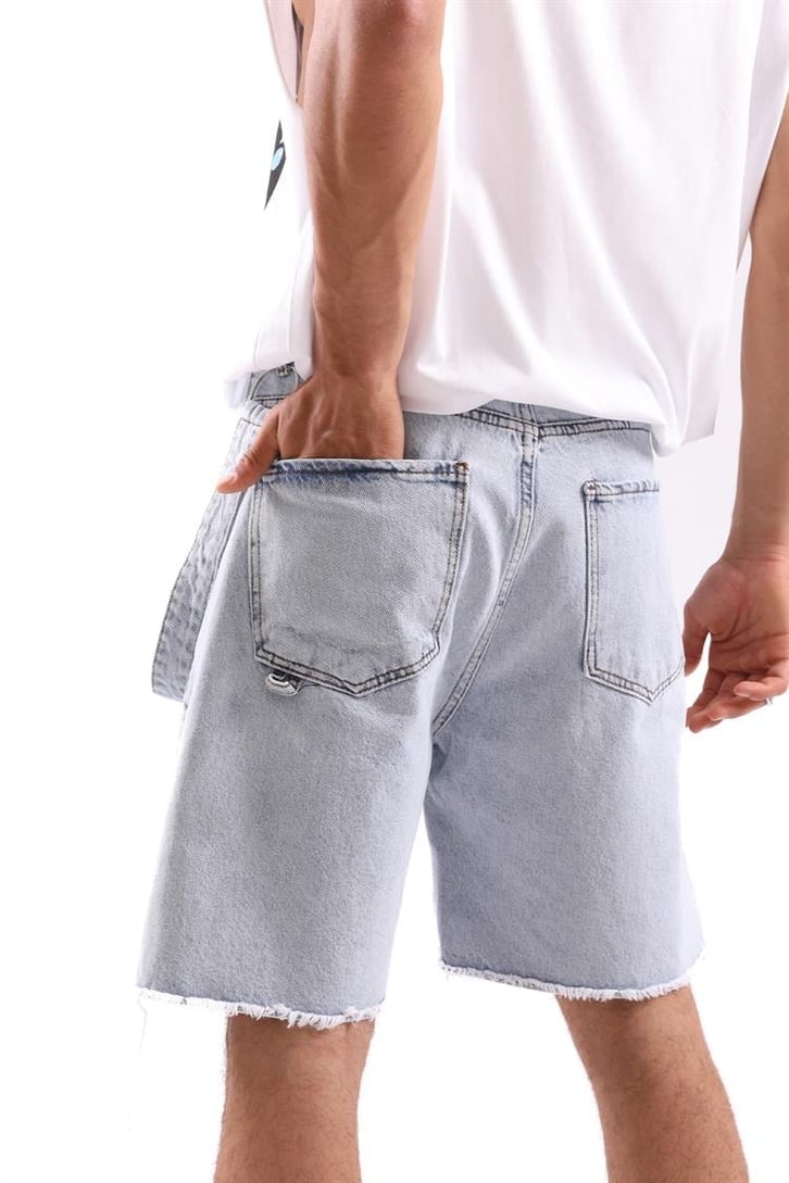 Aksesuar Detaylı Buz Mavi Jean Şort