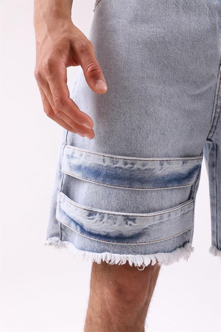 Aksesuar Detaylı Buz Mavi Jean Şort
