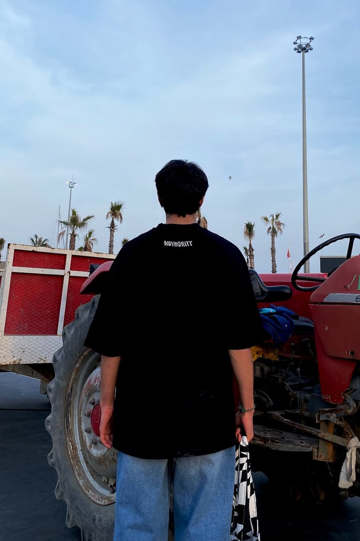 Authorty Baskılı Oversize Siyah Tshirt