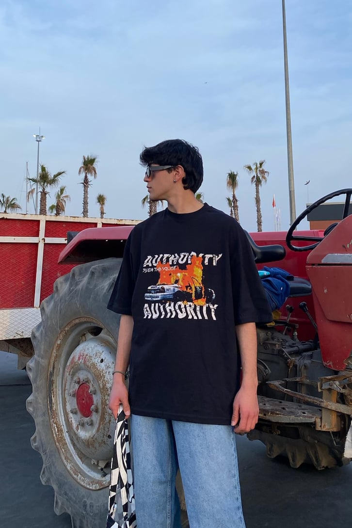 Authorty Baskılı Oversize Siyah Tshirt