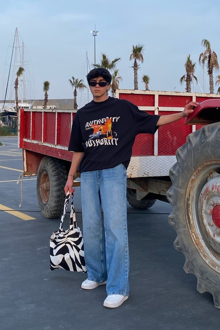 Authorty Baskılı Oversize Siyah Tshirt