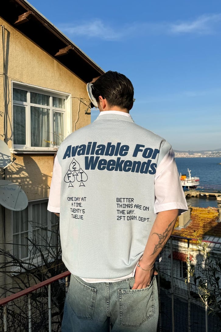 Available For Weekends Sırt Baskılı Süveter