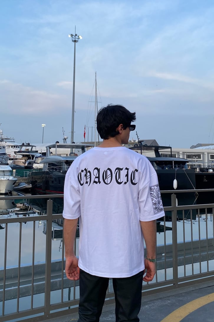 Balaclava Chaotic Baskılı Oversize Beyaz Tshirt