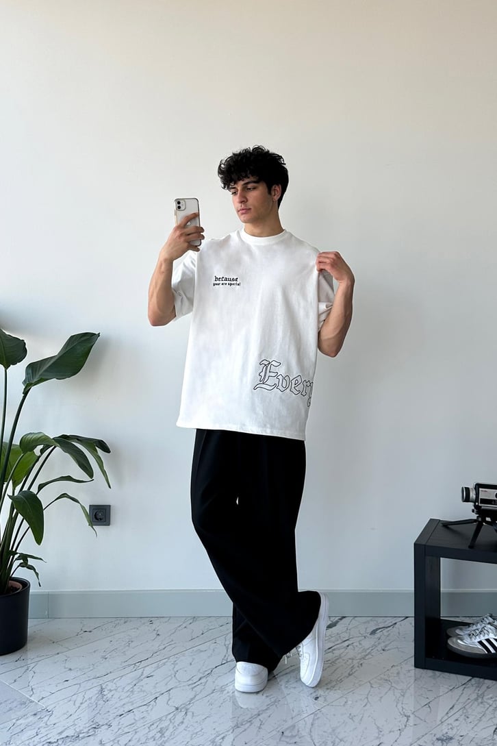 Because Nakışlı Beyaz Oversize Tişört