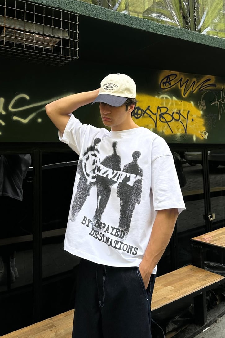 Betrayed Baskılı Beyaz Oversize Tişört