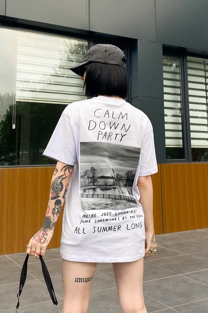 Calm Down Party Sırt Baskılı Lila Tshirt