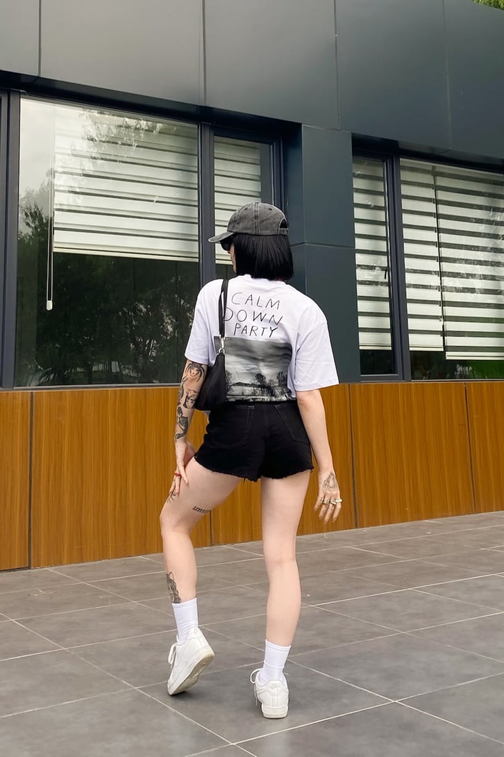 Calm Down Party Sırt Baskılı Lila Tshirt
