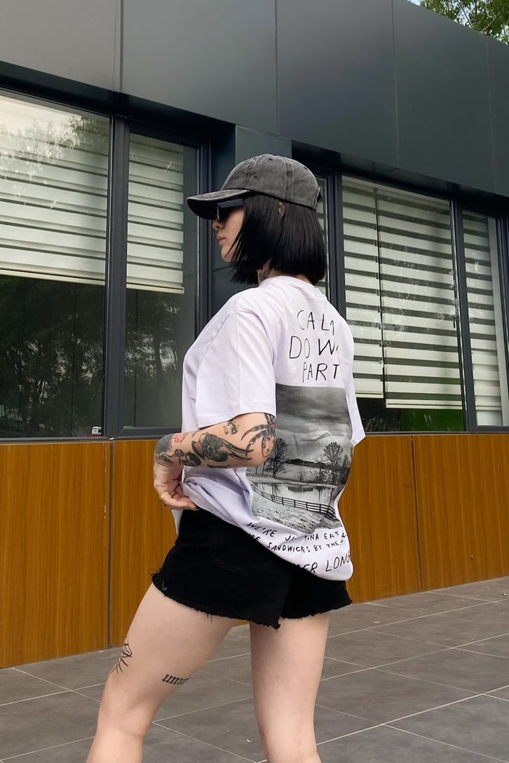 Calm Down Party Sırt Baskılı Lila Tshirt