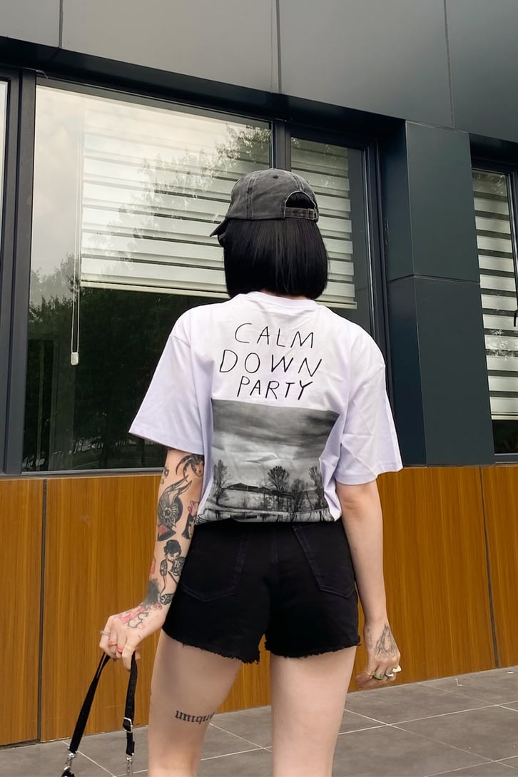 Calm Down Party Sırt Baskılı Lila Tshirt