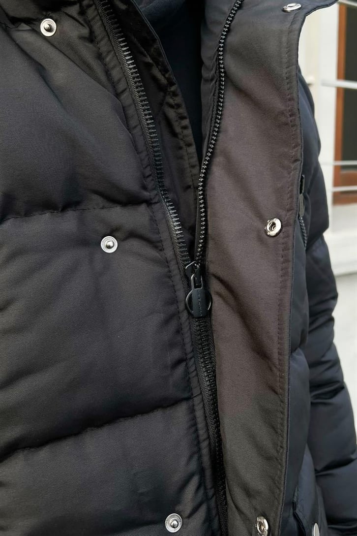 Cep Detaylı Kapüşonlu Siyah Şişme Mont