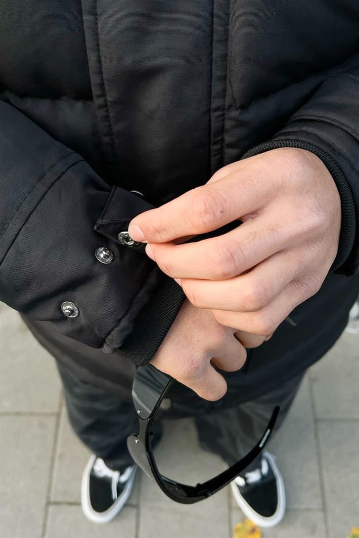 Cep Detaylı Kapüşonlu Siyah Şişme Mont