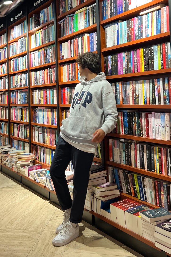 Chest Nakışlı Gri Oversize Sweatshirt