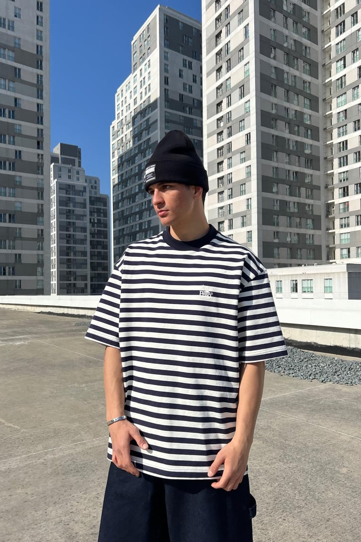 Çizgili Minimal Nakışlı Lacivert Oversize Tişört