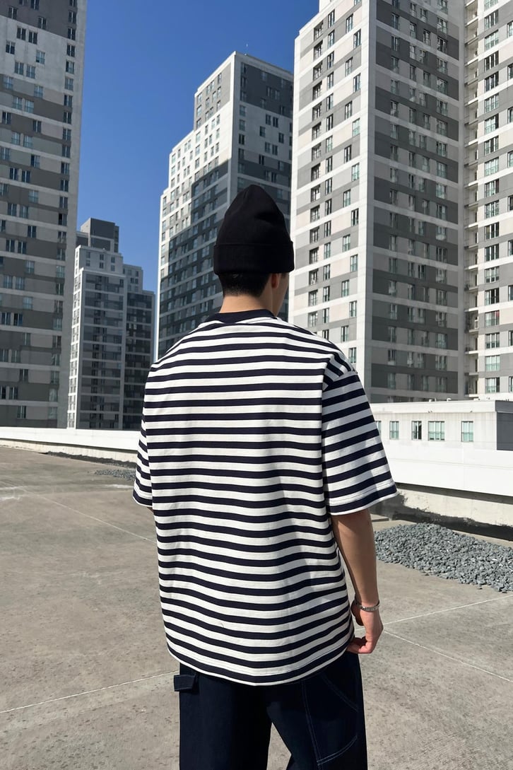 Çizgili Minimal Nakışlı Lacivert Oversize Tişört