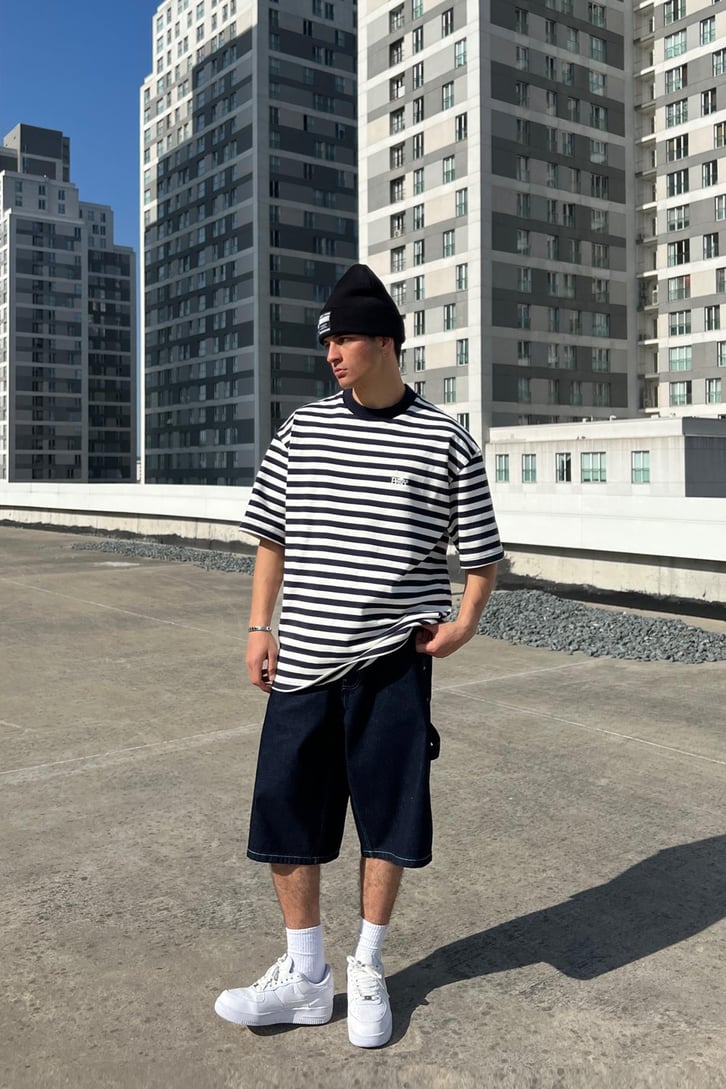 Çizgili Minimal Nakışlı Lacivert Oversize Tişört
