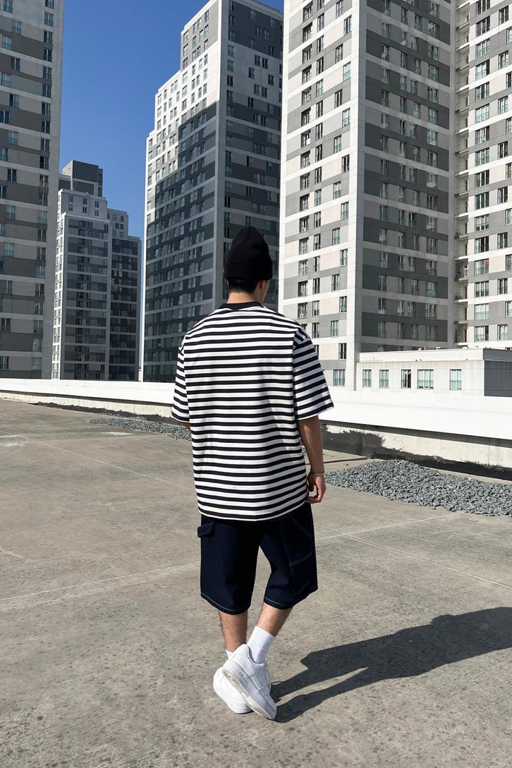 Çizgili Minimal Nakışlı Lacivert Oversize Tişört