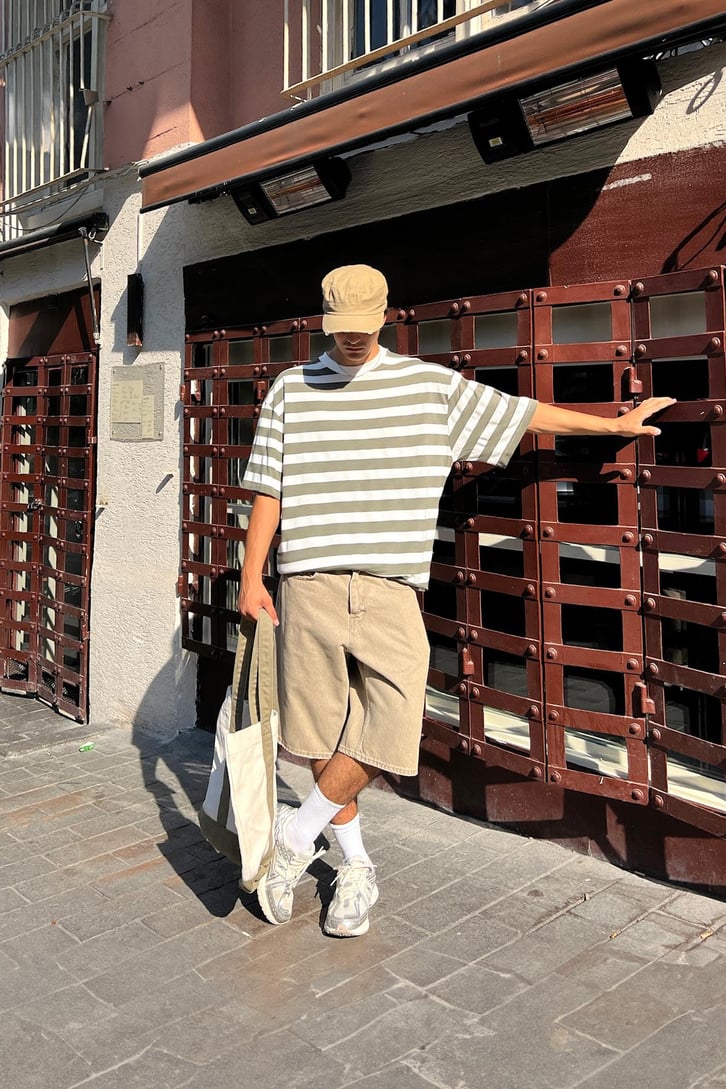Çizgili Yaka Biyeli Oversize Tişört