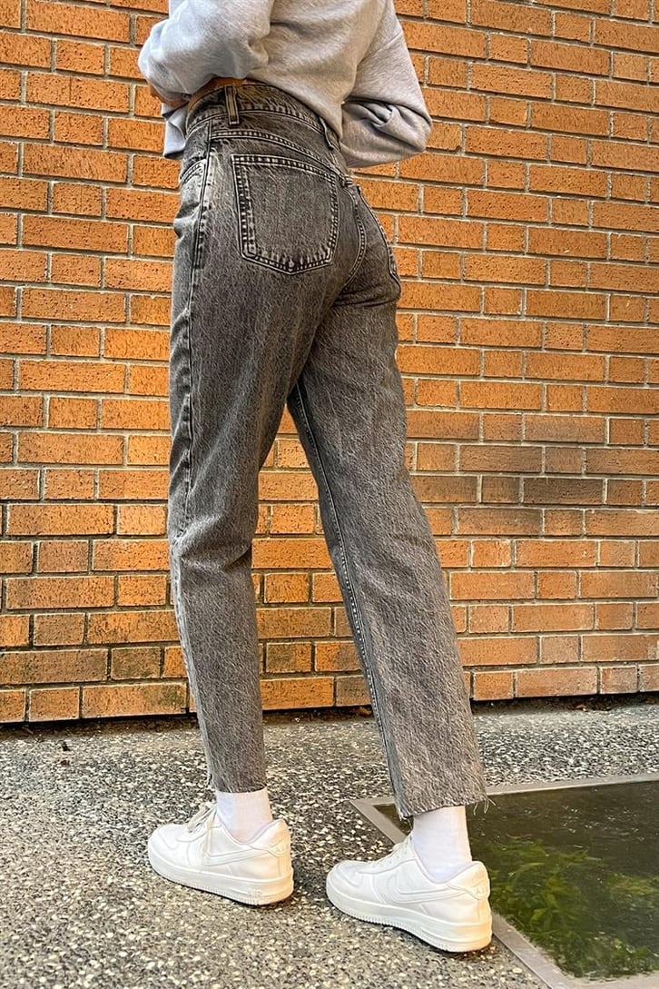 Cut Leg Acid Wash Gri Mom Fit Jean