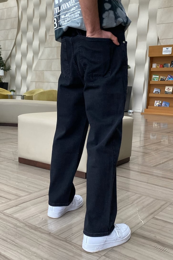 Darkness Basic Losse Fit Jean
