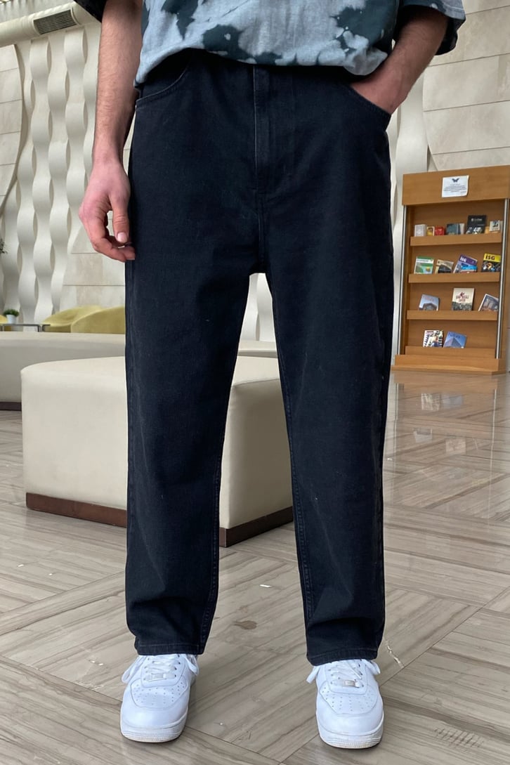 Darkness Basic Losse Fit Jean