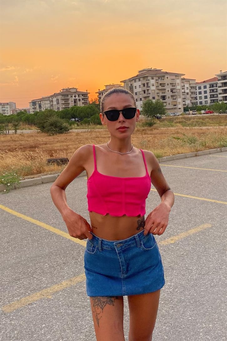 Dikiş Detay Askılı Pembe Crop