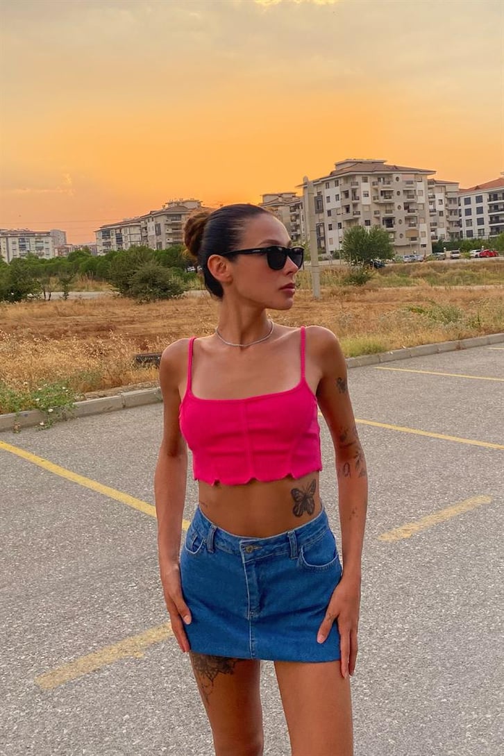 Dikiş Detay Askılı Pembe Crop