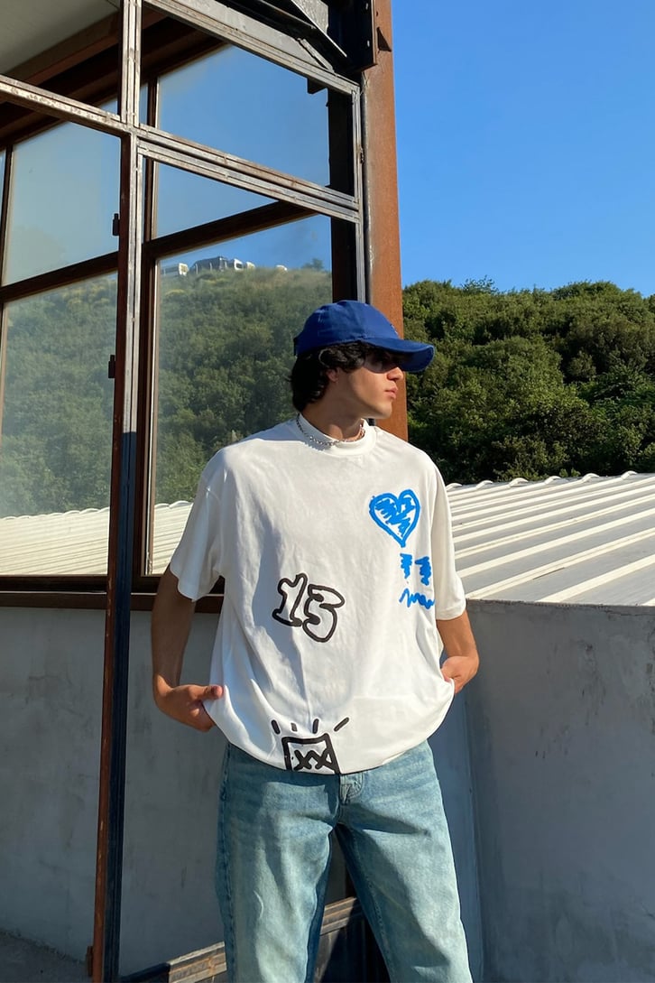 Doodle Baskılı Beyaz Oversize Tshirt