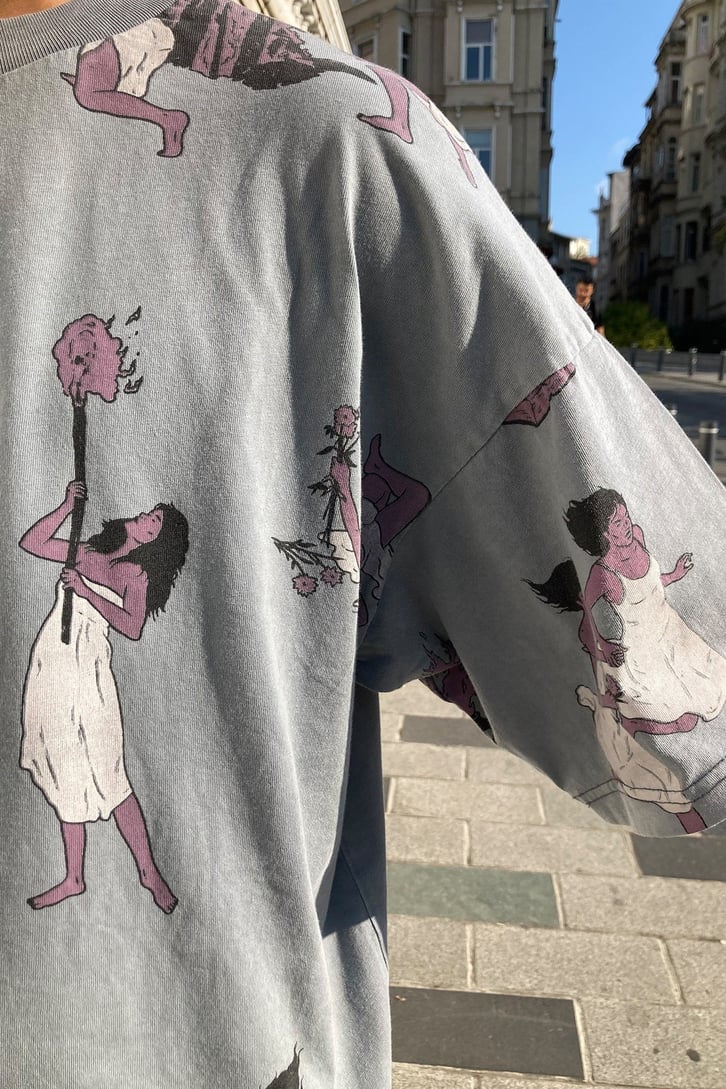 ELBİSELİ KADIN BASKILI TSHIRT
