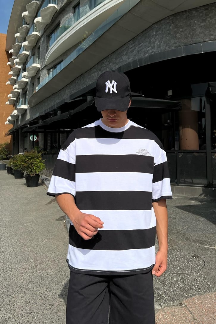 Essence Baskılı Çizgili Siyah Oversize Tişört