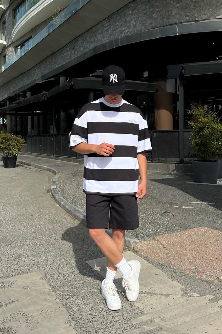 Essence Baskılı Çizgili Siyah Oversize Tişört