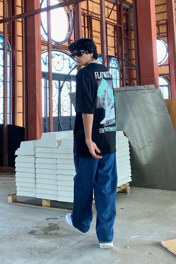 Flat White Statue Baskılı Oversize Siyah Tshirt