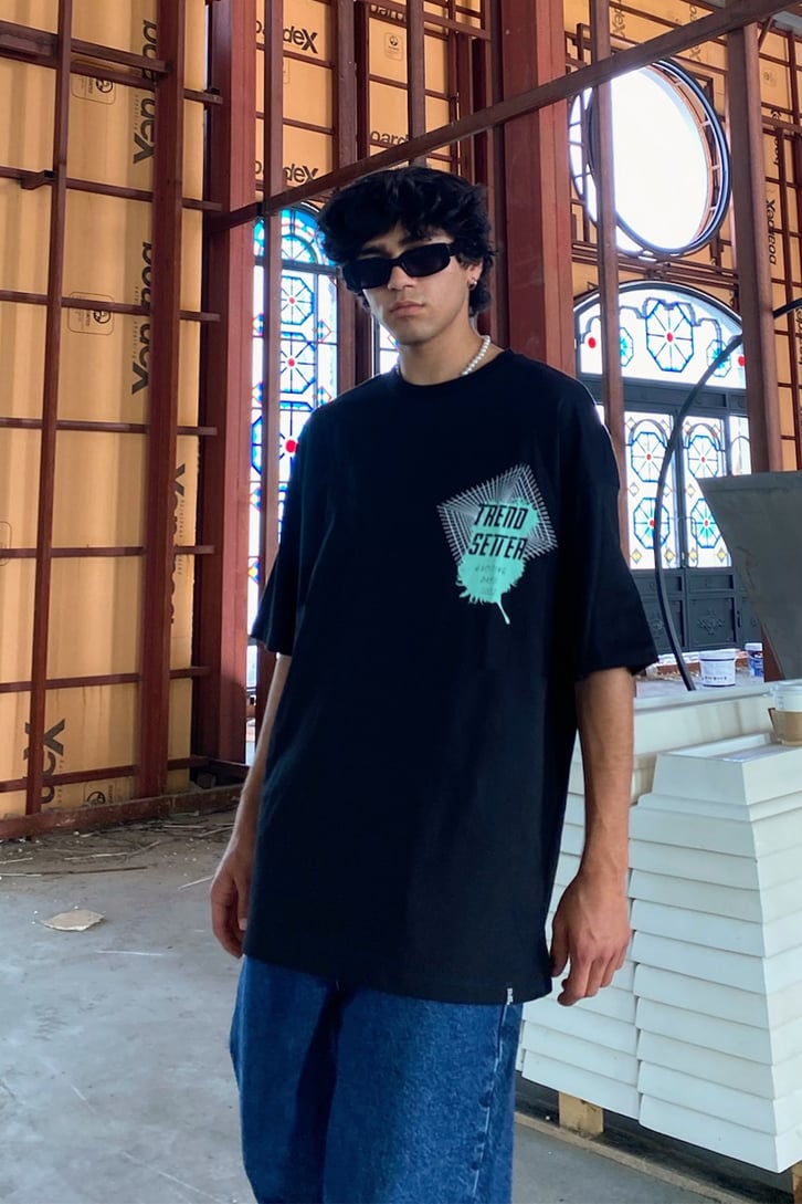 Flat White Statue Baskılı Oversize Siyah Tshirt
