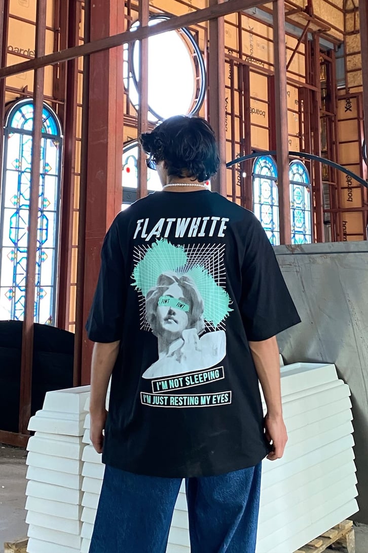 Flat White Statue Baskılı Oversize Siyah Tshirt