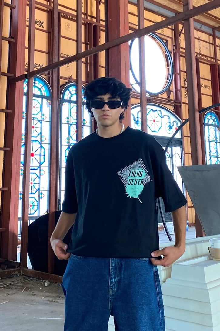 Flat White Statue Baskılı Oversize Siyah Tshirt