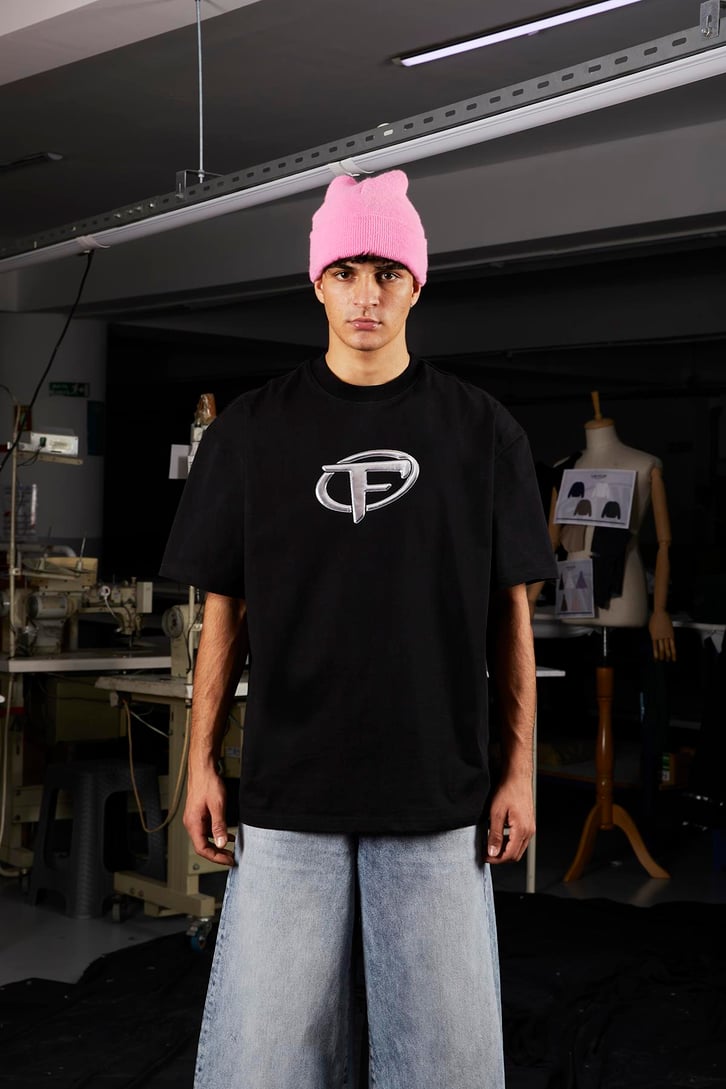 Flaw Atelier Puf Hologram F Print Siyah Relax Tişört
