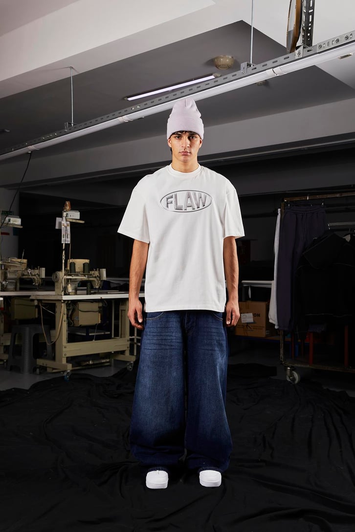Flaw Atelier Puf Hologram New Logo Print Beyaz Relax Tişört