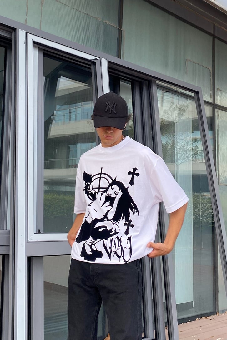 Flaw Atelier Shooter Baskılı Oversize Beyaz Tshirt